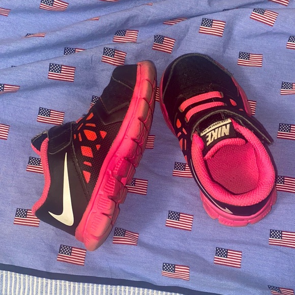 Black & bright pink Nike sneakers - Picture 4 of 6